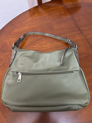 Bolso verde con detalle de serpiente