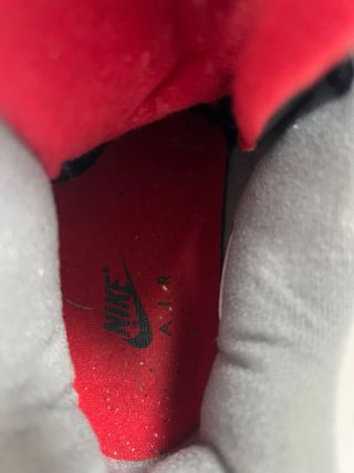 Zapatillas Jordan Negras y Rojas