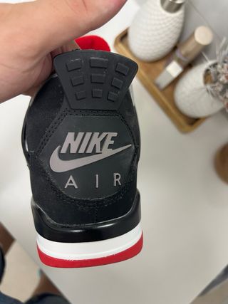 Zapatillas Jordan Negras y Rojas