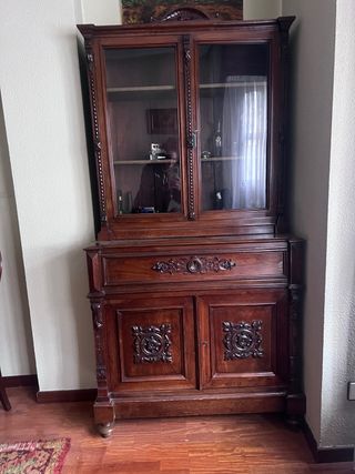 Vitrina antigua de madera y cristal