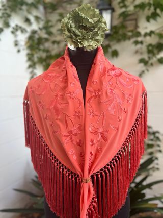 Mantoncillo bordado floral con flecos