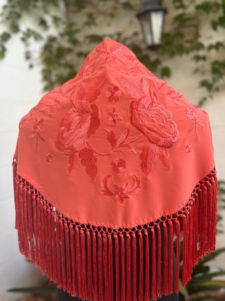 Mantoncillo bordado floral con flecos