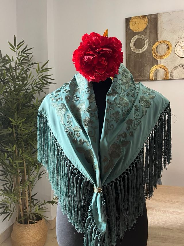 Mantoncillo bordado oro y verde azulado