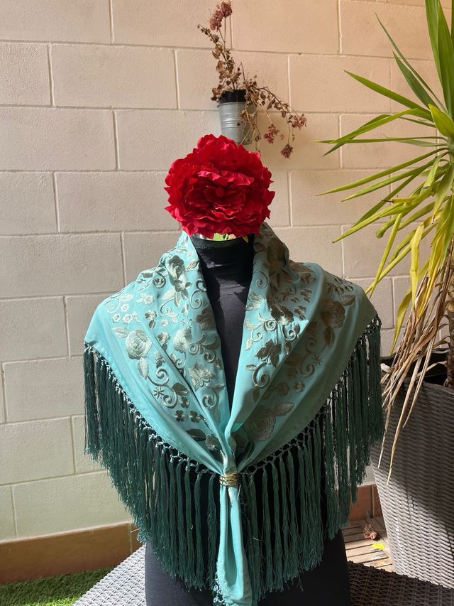 Mantoncillo bordado oro y verde azulado