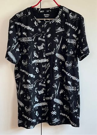Camiseta Bershka Negra Estampada