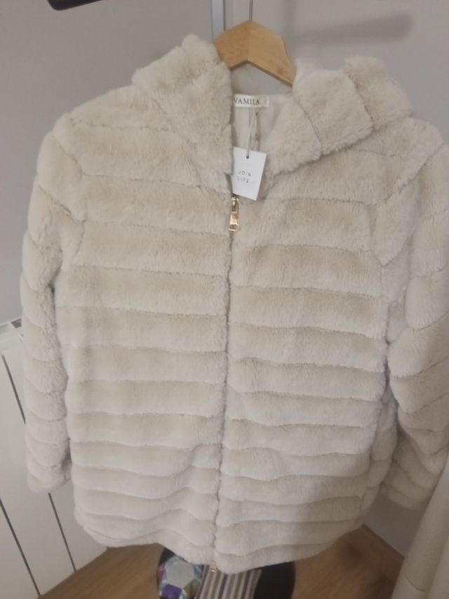 Abrigo beige con capucha