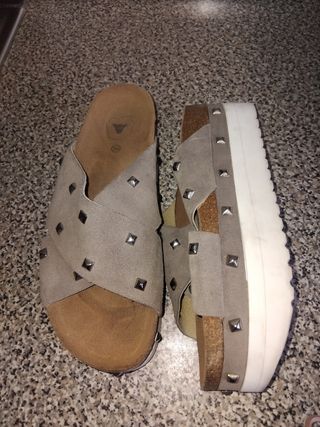 Sandalias Beige y Plateadas Talla 39