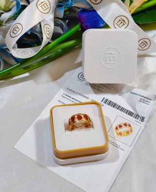 Anillo de oro amarillo 18K/750 y corazones de laca