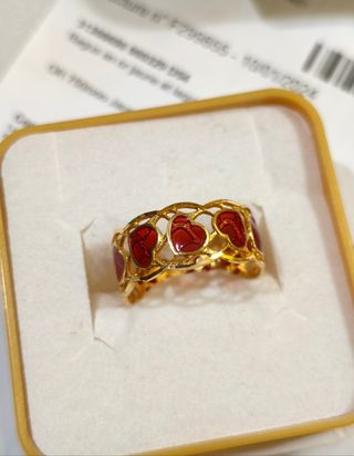 Anillo de oro amarillo 18K/750 y corazones de laca