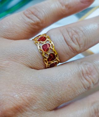 Anillo de oro amarillo 18K/750 y corazones de laca