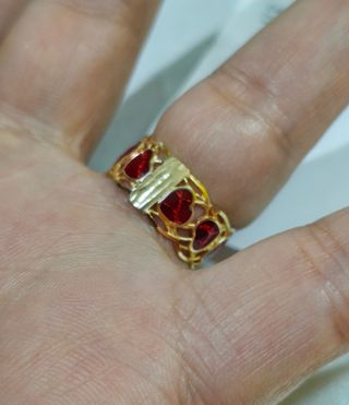 Anillo de oro amarillo 18K/750 y corazones de laca