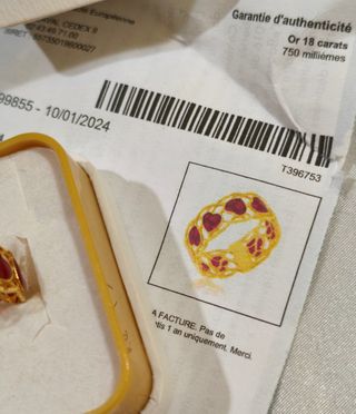 Anillo de oro amarillo 18K/750 y corazones de laca