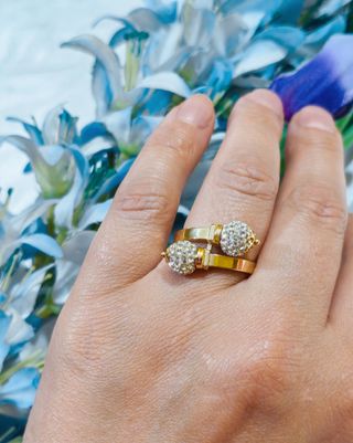 Anillo de diseño cruzado de oro amarillo 18K/750