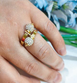 Anillo de diseño cruzado de oro amarillo 18K/750