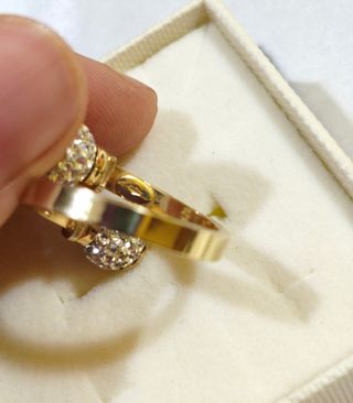 Anillo de diseño cruzado de oro amarillo 18K/750
