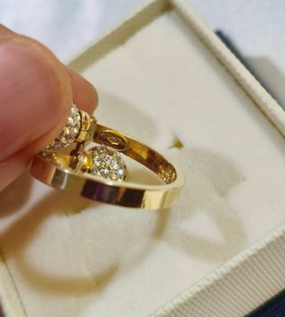 Anillo de diseño cruzado de oro amarillo 18K/750