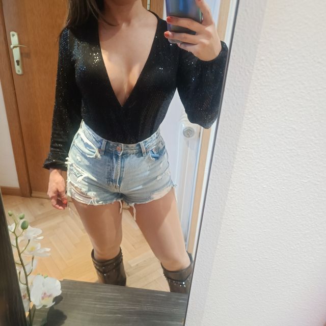 Body elegante con lentejuelas brillantes