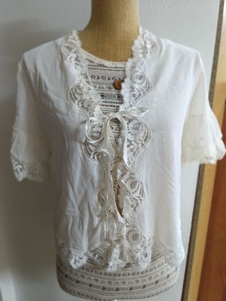 Blusa de encaje blanco talla M