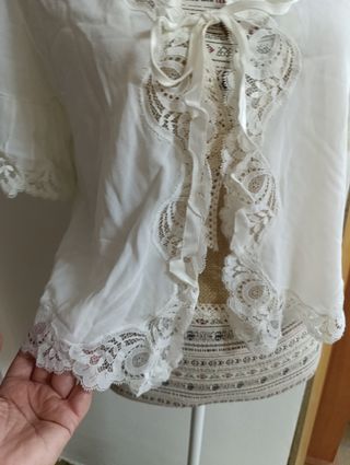 Blusa de encaje blanco talla M