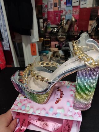 Sandalia tacón plataforma multicolor y cadena