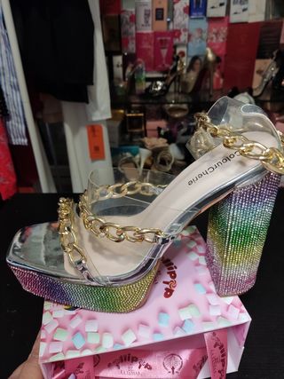 Sandalia tacón plataforma multicolor y cadena