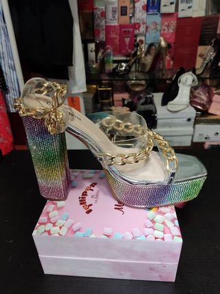 Sandalia tacón plataforma multicolor y cadena