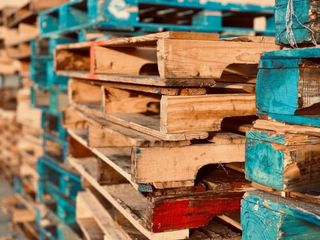 Palets de madera y azules