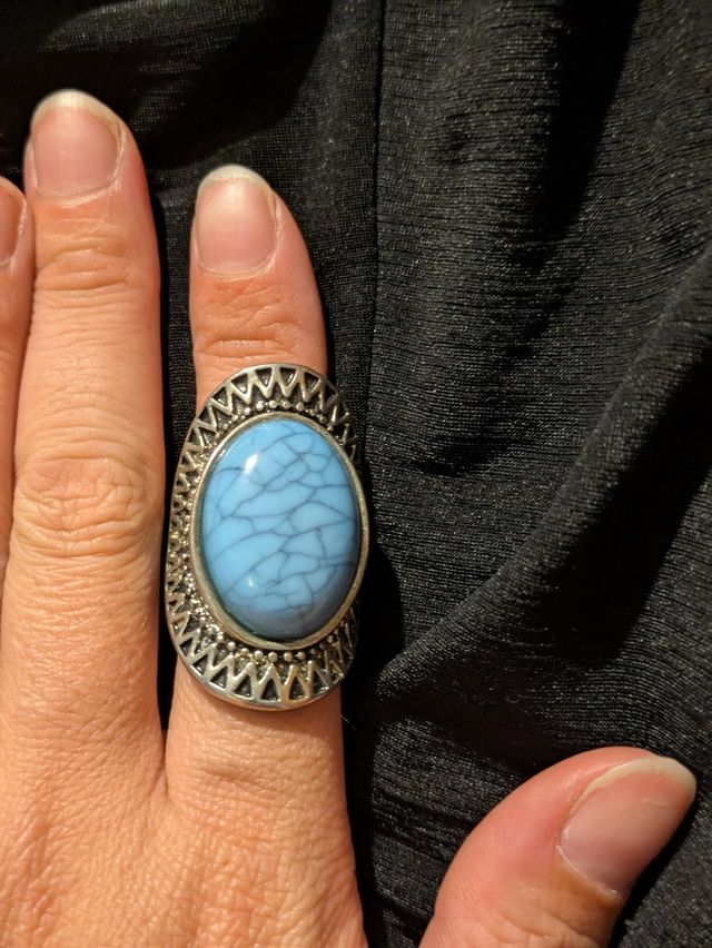 Anello con pietra blu e dettagli in argento