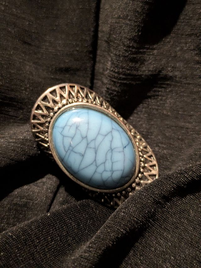 Anello con pietra blu e dettagli in argento