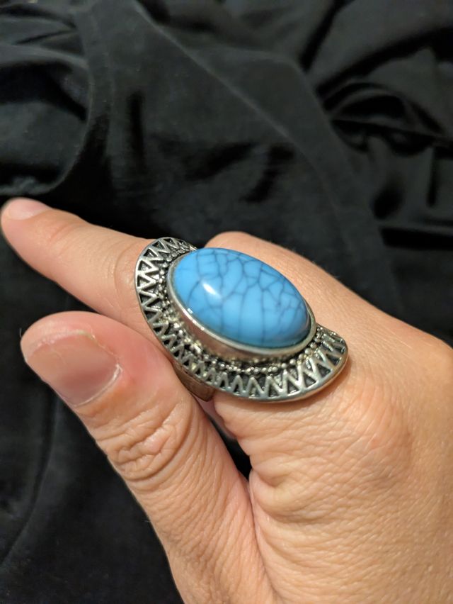 Anello con pietra blu e dettagli in argento