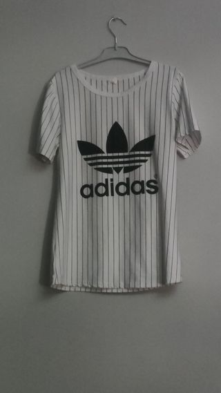 Camiseta Adidas blanca con rayas