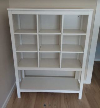 Librero blanco de madera