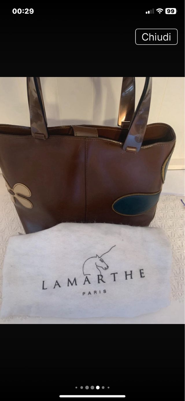 Borsa in pelle marrone con fiori