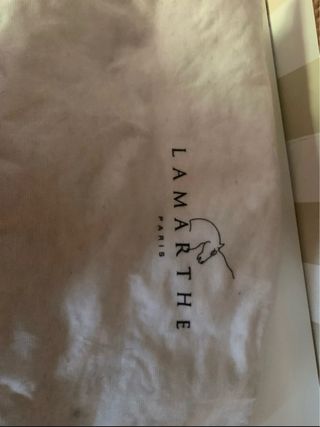 Borsa in pelle marrone con fiori