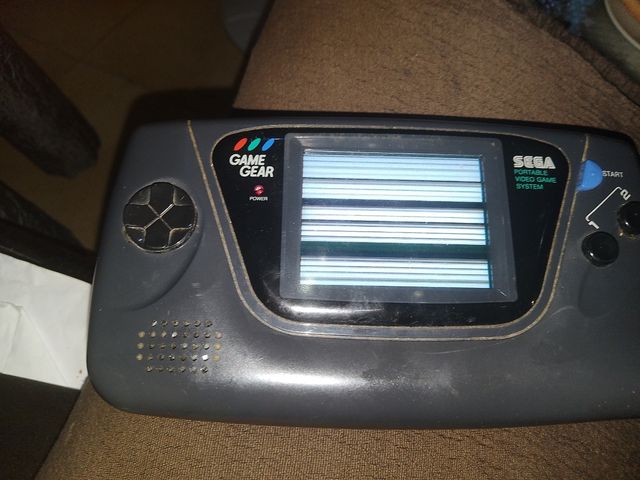 Sega Game Gear negra con un juego
