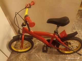 Bicicleta infantil roja y amarilla