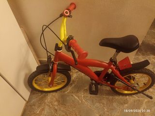 Bicicleta infantil roja y amarilla