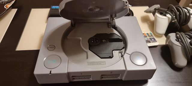 Consola PlayStation 1 + 2 mandos + juegos