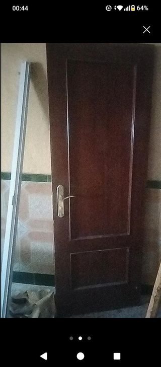 Puerta de madera oscura
