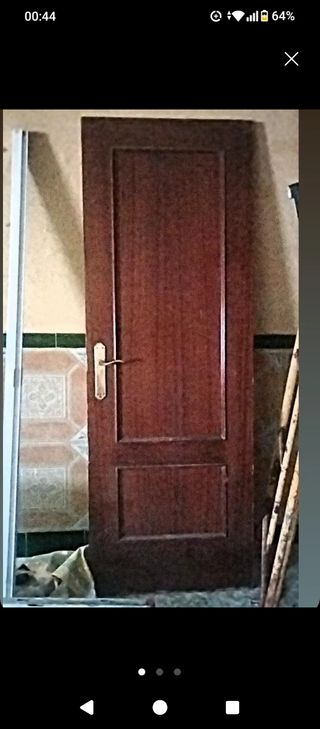 Puerta de madera oscura
