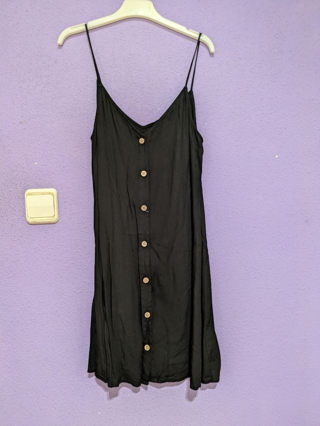 Abito nero con bottoni