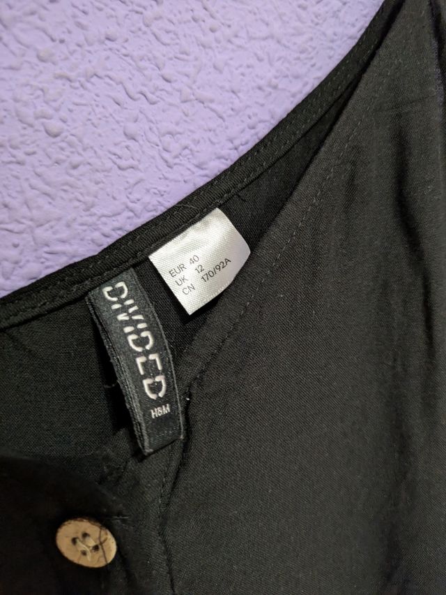 Abito nero con bottoni