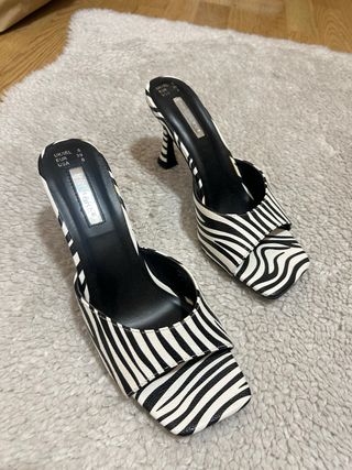 Sandalias de tacón estampado de cebra Talla 39