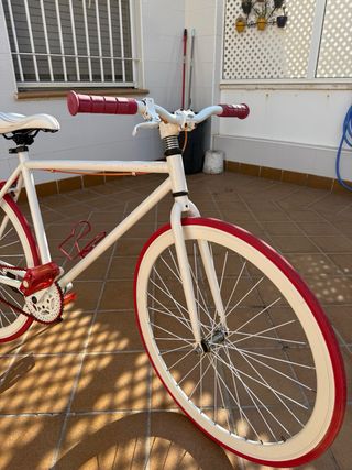 Bicicleta Fixie Blanca y Roja