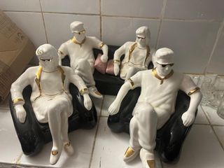 Figuras de porcelana doradas y blancas