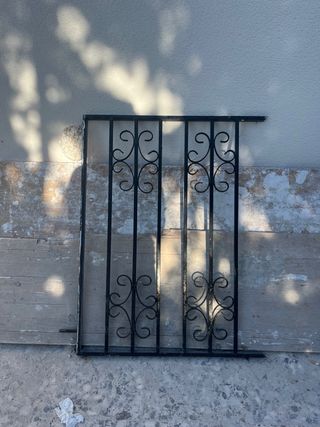 Reja de ventana de hierro forjado
