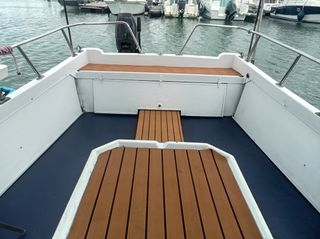 Barco de recreo blanco