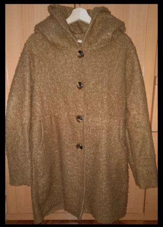 Abrigo marrón con capucha
