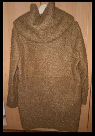 Abrigo marrón con capucha