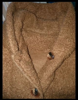 Abrigo marrón con capucha